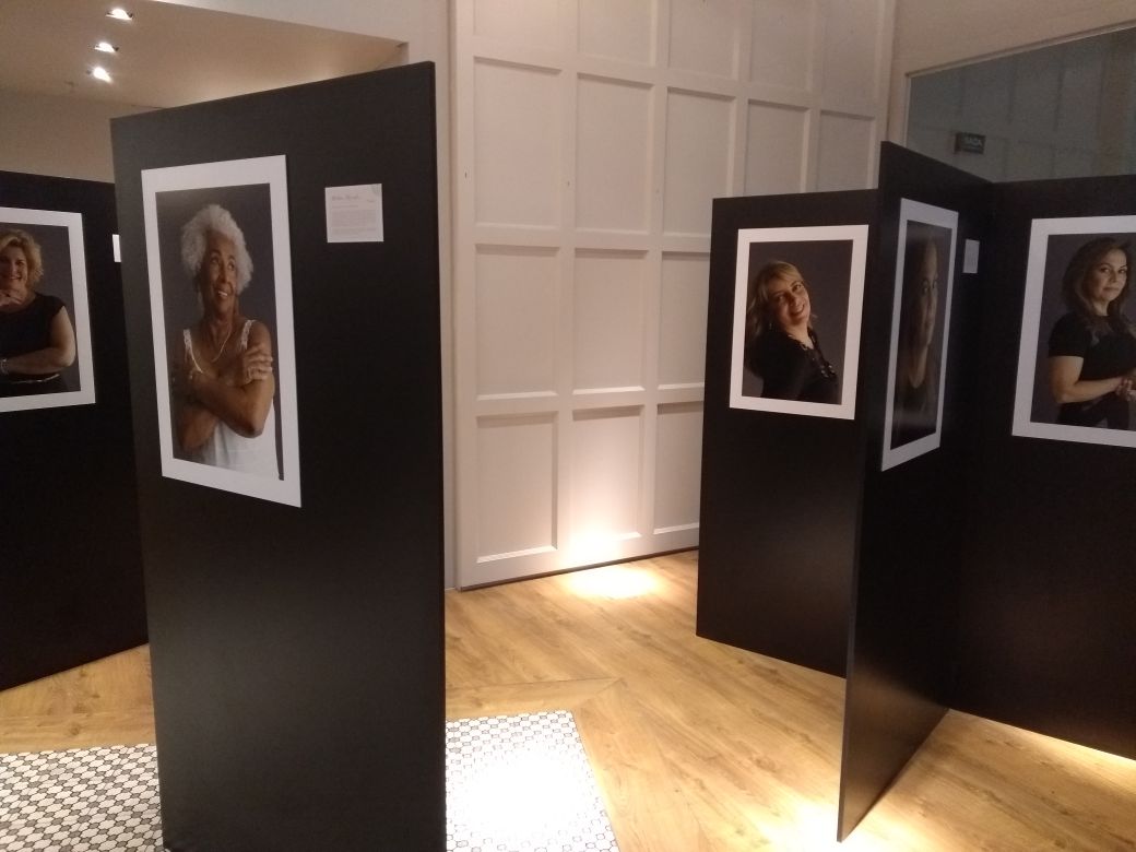 SantaUrsula's tweet photo. O Shopping Santa Úrsula vai homenagear o público feminino com uma exposição que valoriza a beleza das mulheres na maturidade.
A mostra batizada como “Atemporal: a beleza não tem idade” reúne retratos de onze mulheres na faixa etária entre 50 e 77 anos. https://t.co/ggE1ufTrhZ