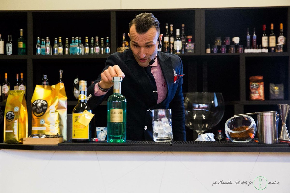 MrGiuseppeGallo's tweet photo. Last weekend at @identitagolose, Dennis Zoppi making a delicious @Lavazza &amp; @ItalicusRDB drink! #ITALICUS #IdentitaGolose https://t.co/zJggDccy7S