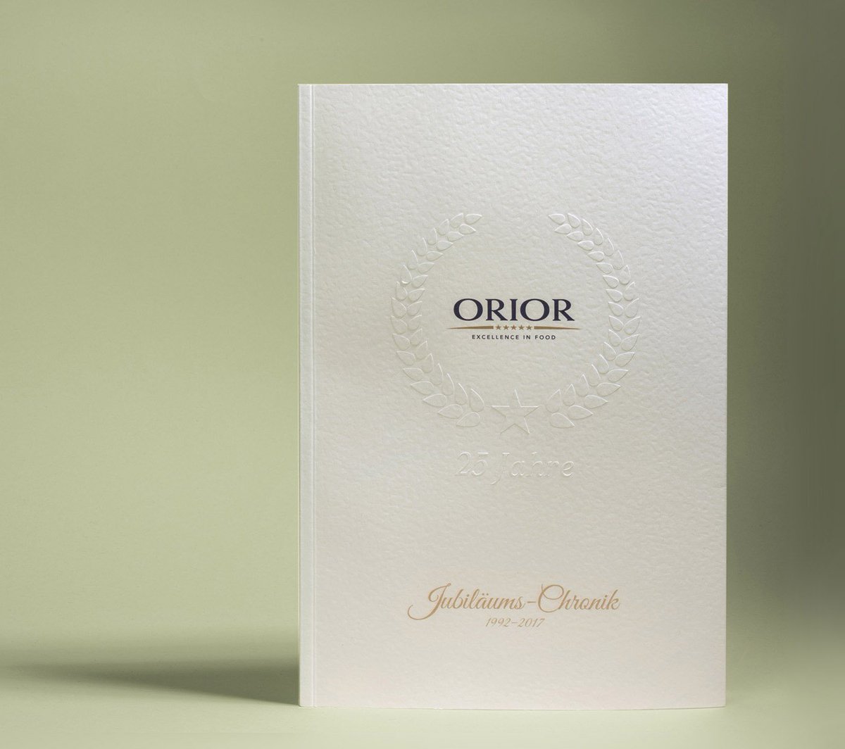 Was gute Drucktechnik bewirkt. Die ORIOR Jubiläums-Chronik mit auffälliger Blindprägung zeigt's auf. 
nsgroup.ch/de/jubilaeumsb…