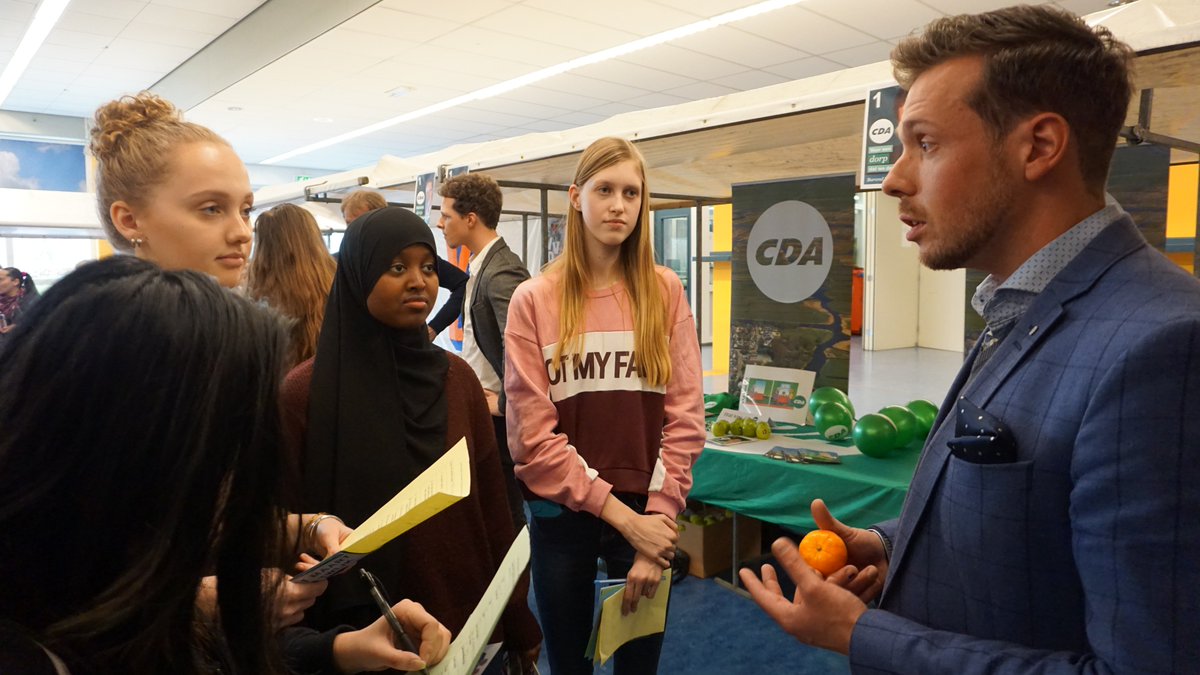 Mandarijnen, Anta Flu, lippenbalsem en ballonnen. De Katwijkse partijen halen vandaag op <a href="/andreascollege/">andreascollege</a> alles uit de kast om jongeren te inspireren en te overtuigen.