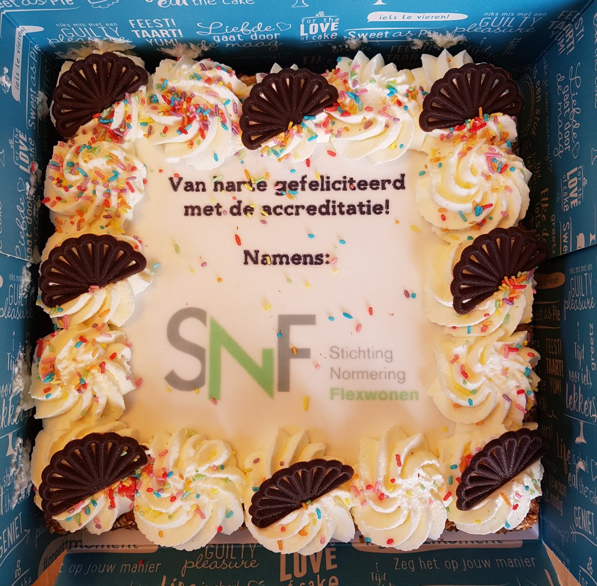 Vandaag hebben we een taart ontvangen van de Stichting Normering Flexwonen @Normflexwonen ter ere van het behalen van de accreditatie t.b.v. het SNF keurmerk! #geaccreditaart!