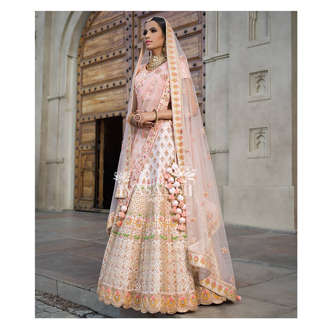 VASANSI's tweet photo. Our Favorite Summer shades in pure organic fashion with dabka, antiquated zardozi, silk floss and pearls holding them together. Our peach hand-crafted blouse and Soft tulle drape perfectly finished with intricate tassels.
#PushkarCollection #CollectionLaunch #Summerbride #Vasansi https://t.co/oKbks9ws05