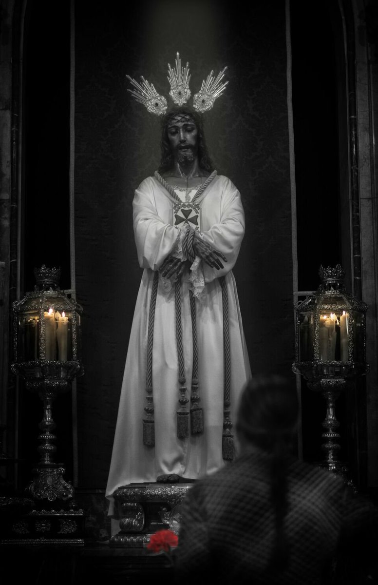 Desposeer al Cautivo de su divinidad es un gesto miserable, insensible e innecesario para con sus devotos. El Cautivo es el Cautivo en una iglesia, en la calle o en el taller de un imaginero. Que a nadie se le olvide.