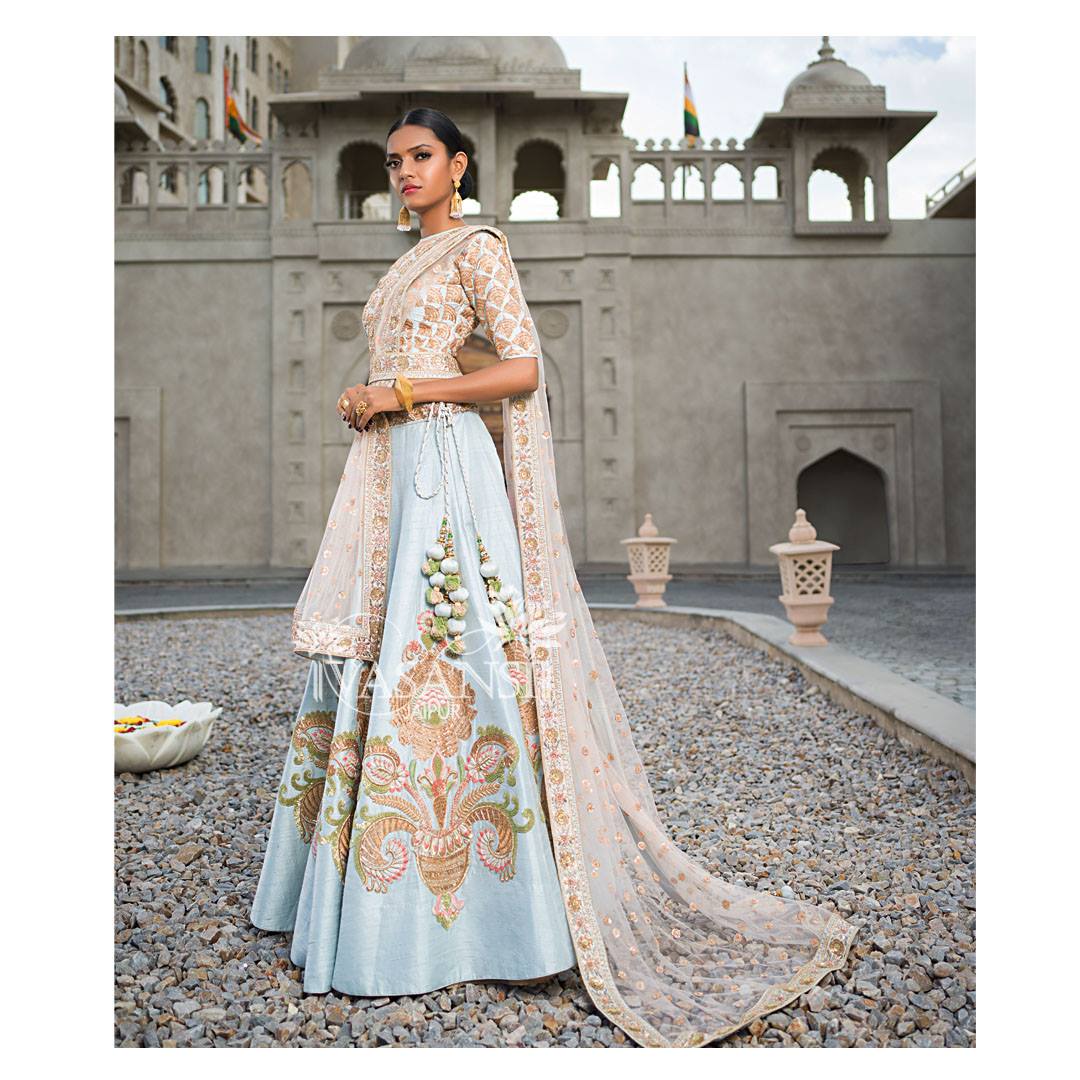 VASANSI's tweet photo. She harnesses floral vibes while she twirls in the breezy drapes, decked up in mystical moonscape! 
#VasansiJaipur #PushkarCollection #CollectionLaunch #RoyalFlavour #BridalLuxury #PreservingHeritage #Handcrafted #Summerbride #2018 https://t.co/wVfssSl0r1