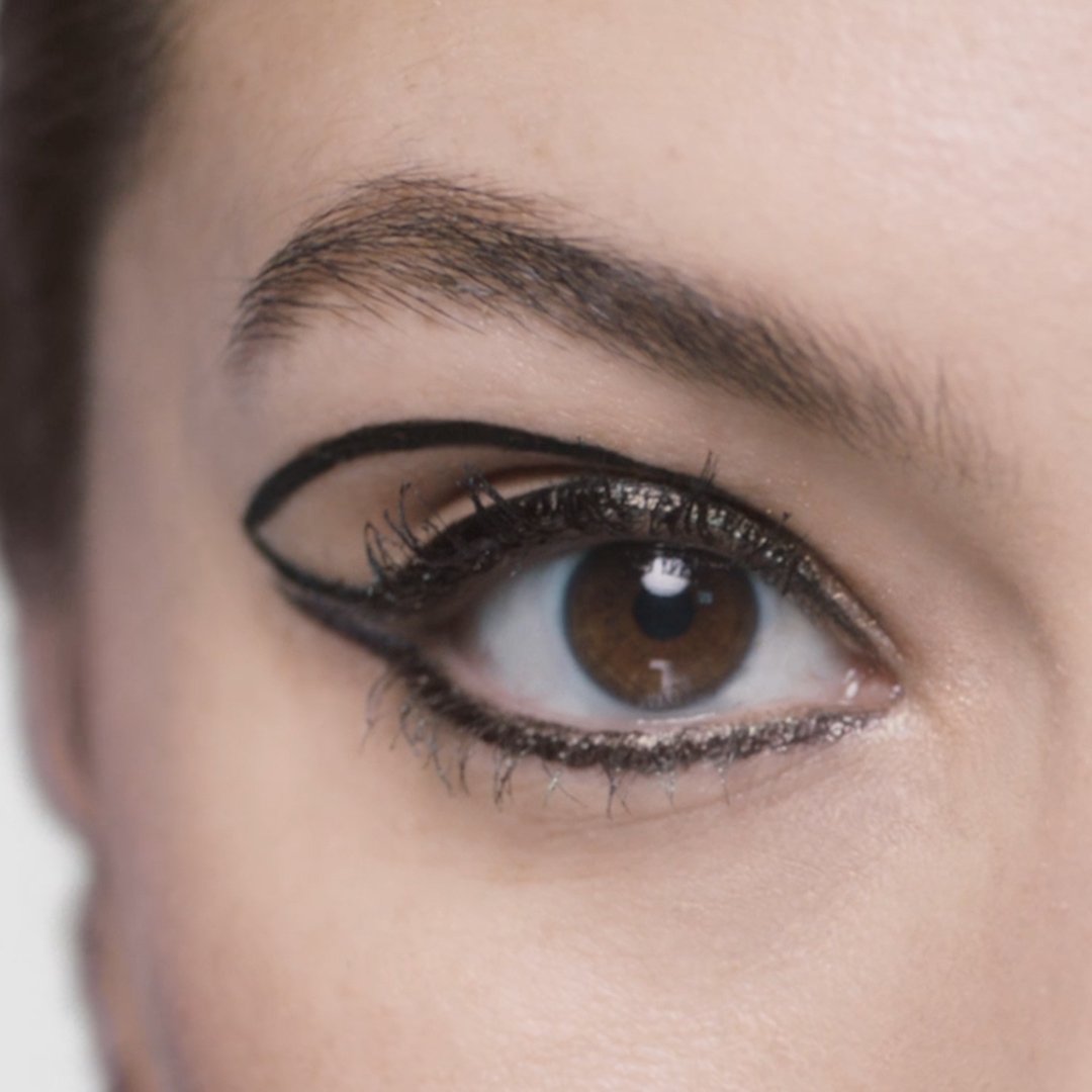 RevlonSA's tweet photo. Have you tried the Negative space Eye-Liner trend? Get perfect lines with Revlon's #ExactifyLiquidLiner #ThisIsHowEyeRoll https://t.co/HLHRZ02sUH