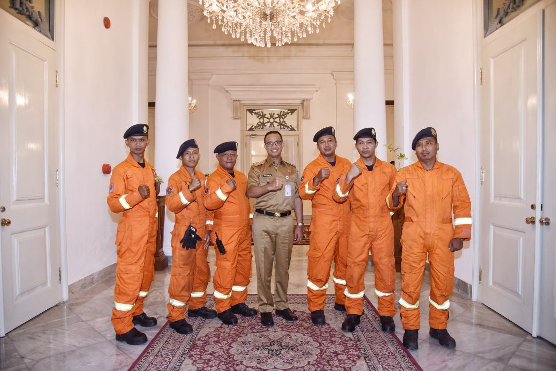 aniesbaswedan's tweet photo. Siang tadi makan bersama dengan enam orang petugas pemadam kebakaran sektor 9, grup A, Kecamatan Pasar Minggu, di Balai Kota. Mereka adalah petugas yg telah berhasil menyelamatkan seorang anak yg terjepit di sela selokan di Jakarta Selatan kemarin malam.
https://t.co/PRQPqt67vP https://t.co/KlKmUKMAcH