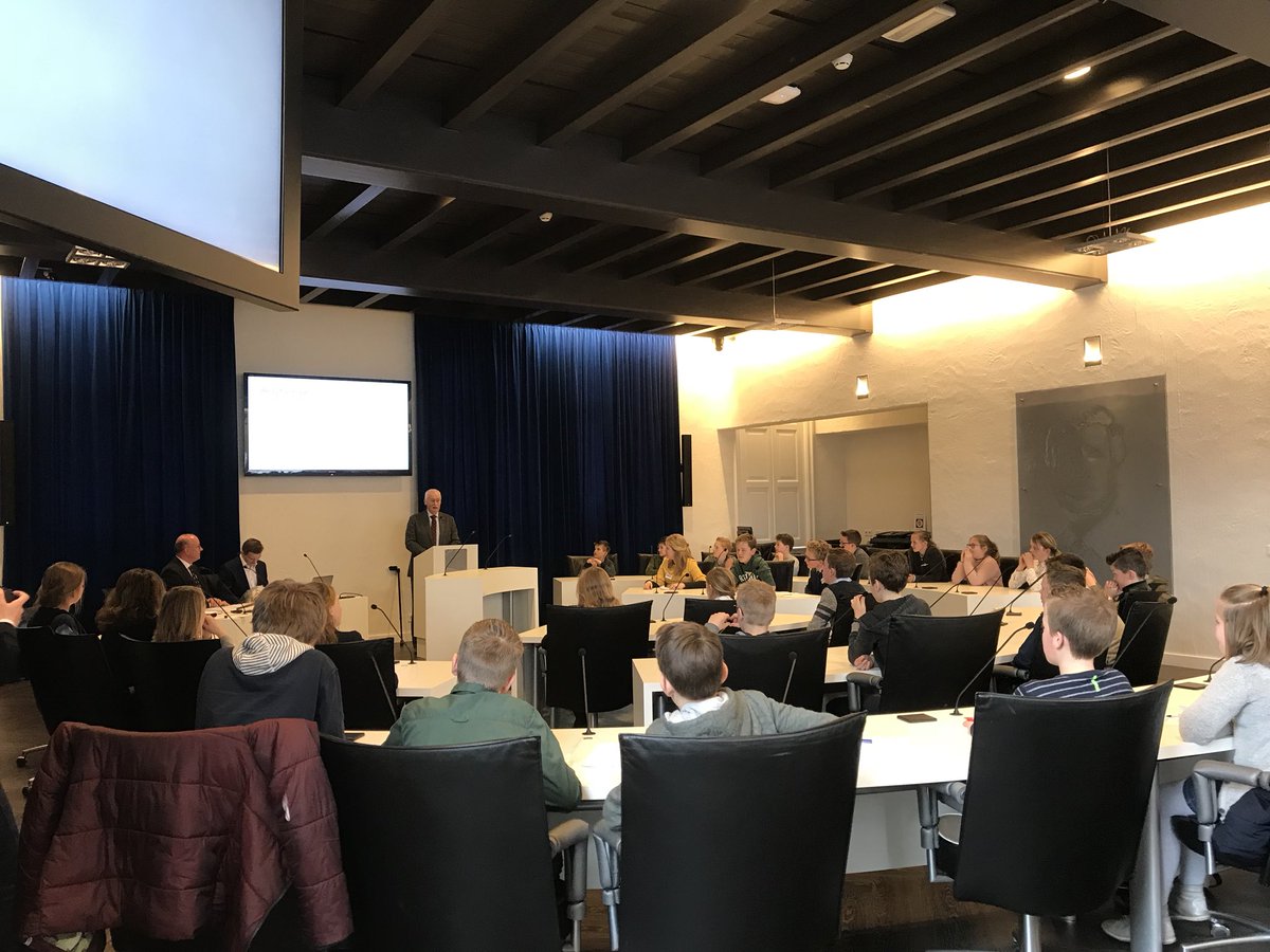 Burgermeester <a href="/AsjeDijk/">asje van dijk</a> spreekt de “raad” toe. #finalescholierenverkiezingsdebat