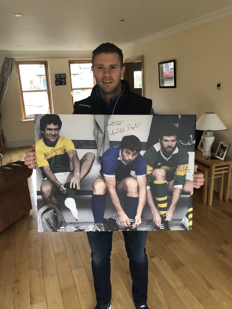 tomas5ky's tweet photo. €2000 bid on the table from The Long Hall bar in Nyc. Amazing generosity. ALL PROCEEDS go to @BUMBLEance to help with the great work they do. Last couple of days. It would be great to get a few more bob for them. Spread the word. #Po #Bomber #Powery #23allirelands!!! 👏🏼🏐🚑💰 https://t.co/WiWQfLUpgh