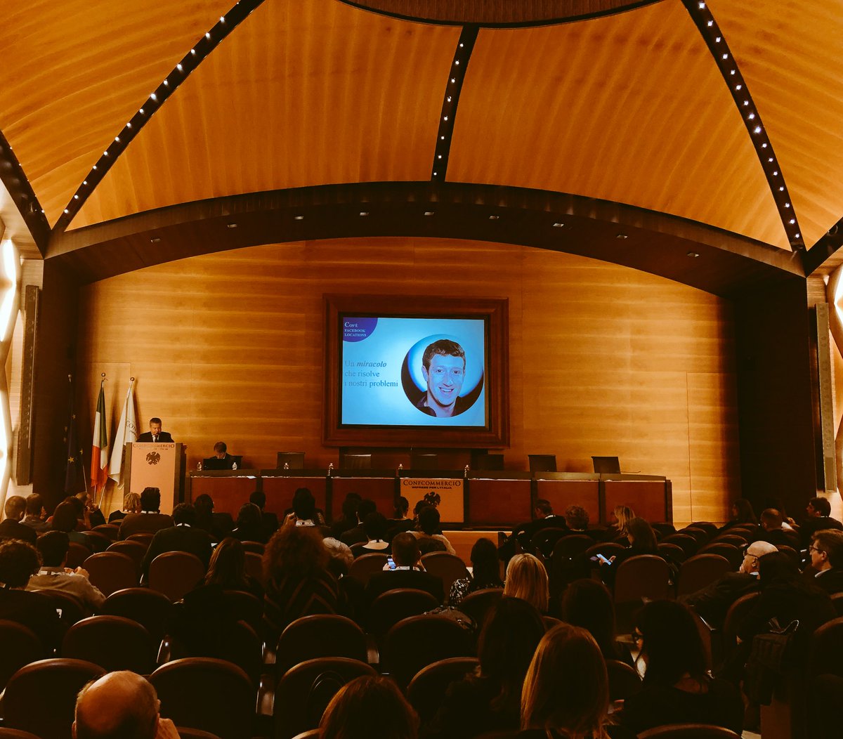 Confcommercio's tweet photo. Ricominciano i lavori del pomeriggio #tuttosocial con @SergioDeLuca_  che spiega i progetti sui social nel 2018! https://t.co/801BtrUQx4