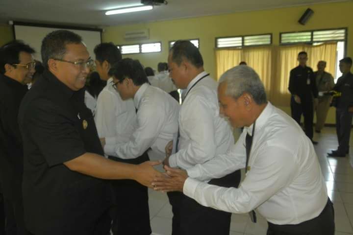 KoranBerantas's tweet photo. BUPATI SUKABUMI : PNS/ASN HARUS BERIKAN PELAYANAN SECARA EFEKTIF DAN EFESIEN https://t.co/4oQbdXOmXW https://t.co/JDoJAFIH8b