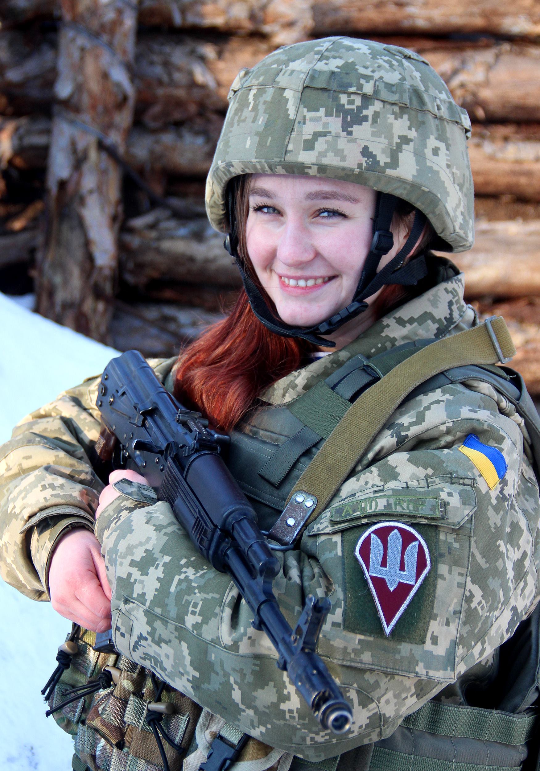 Девушки военные