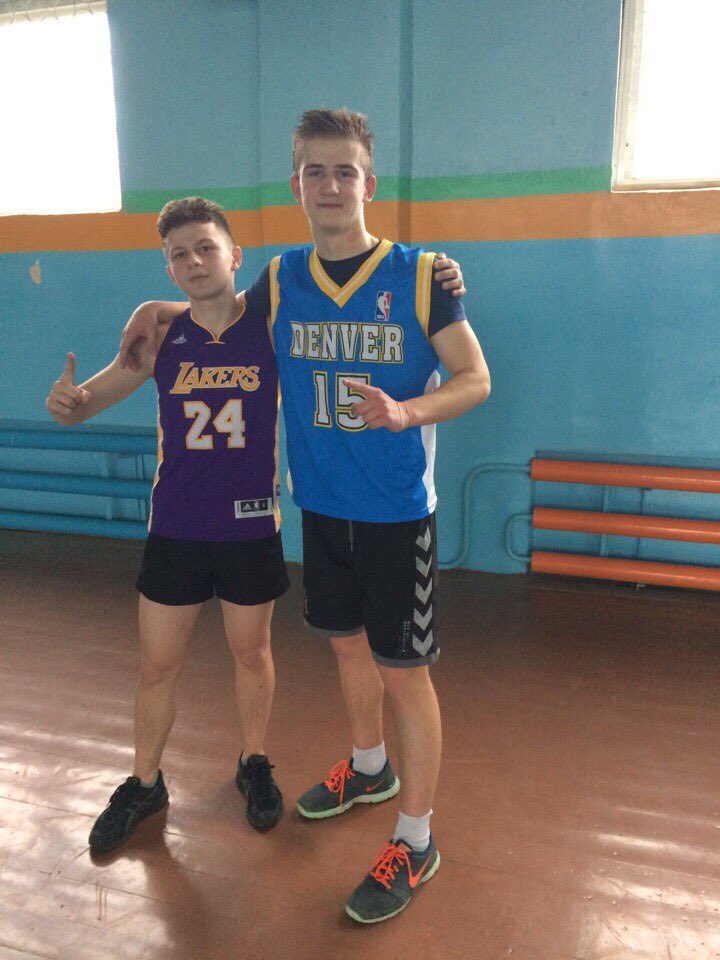 Bobotik21's tweet photo. А кому это у нас сегодня 18 годиков ?
С Днём Рождения наш @Swaggy_Dmi https://t.co/q4qlfn0Vfm
