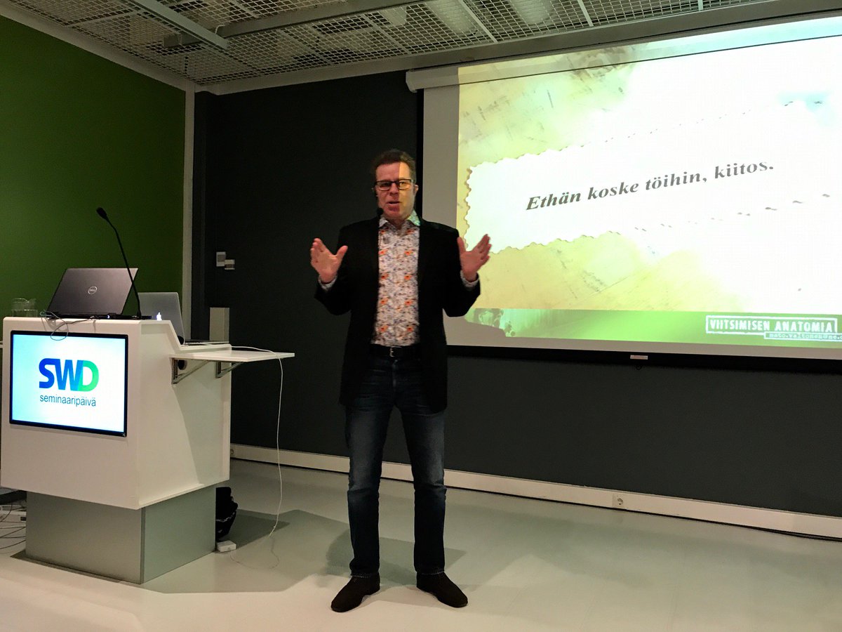 SWD_fi's tweet photo. Tampere-talossa SWD Seminaari 2018 startattu! Mato Valtonen herätti väen ja ajatukset. Koko kansan yllyttäjä! #swd #tuotannonsuunnittelu https://t.co/dpdhIQfBJ4