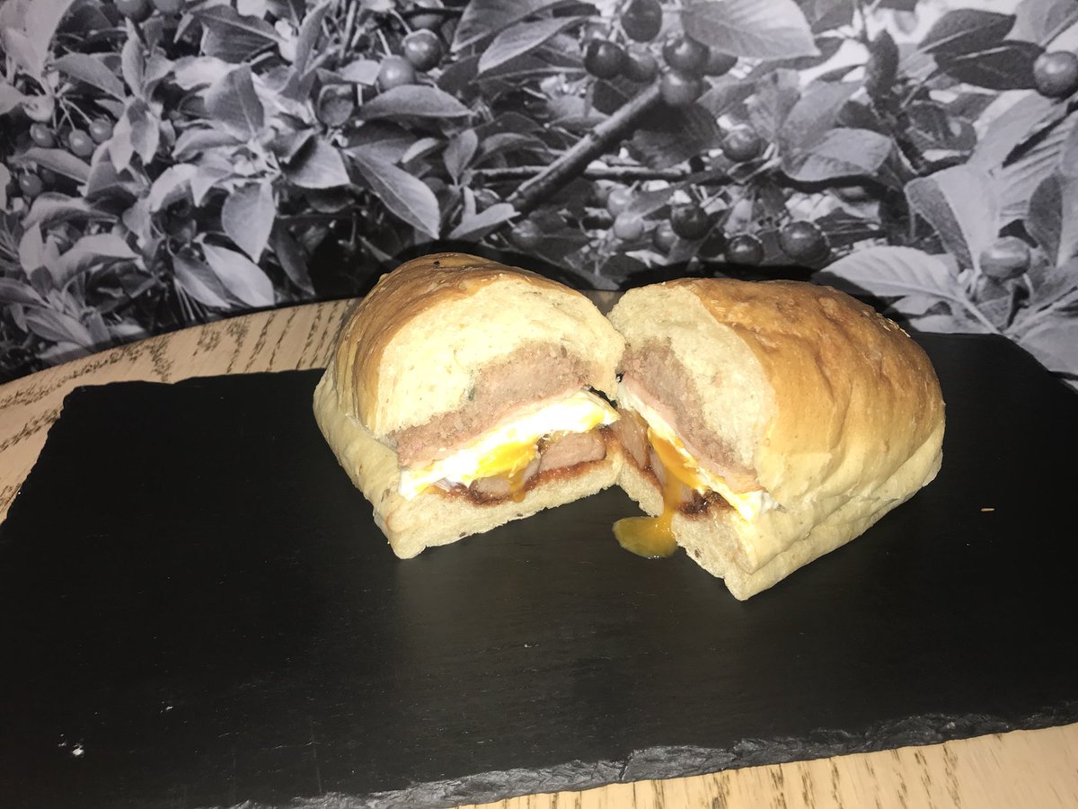 bluappledub's tweet photo. Sausage,bacon,pudding,fried egg &amp; relish https://t.co/4fpUpHryLb