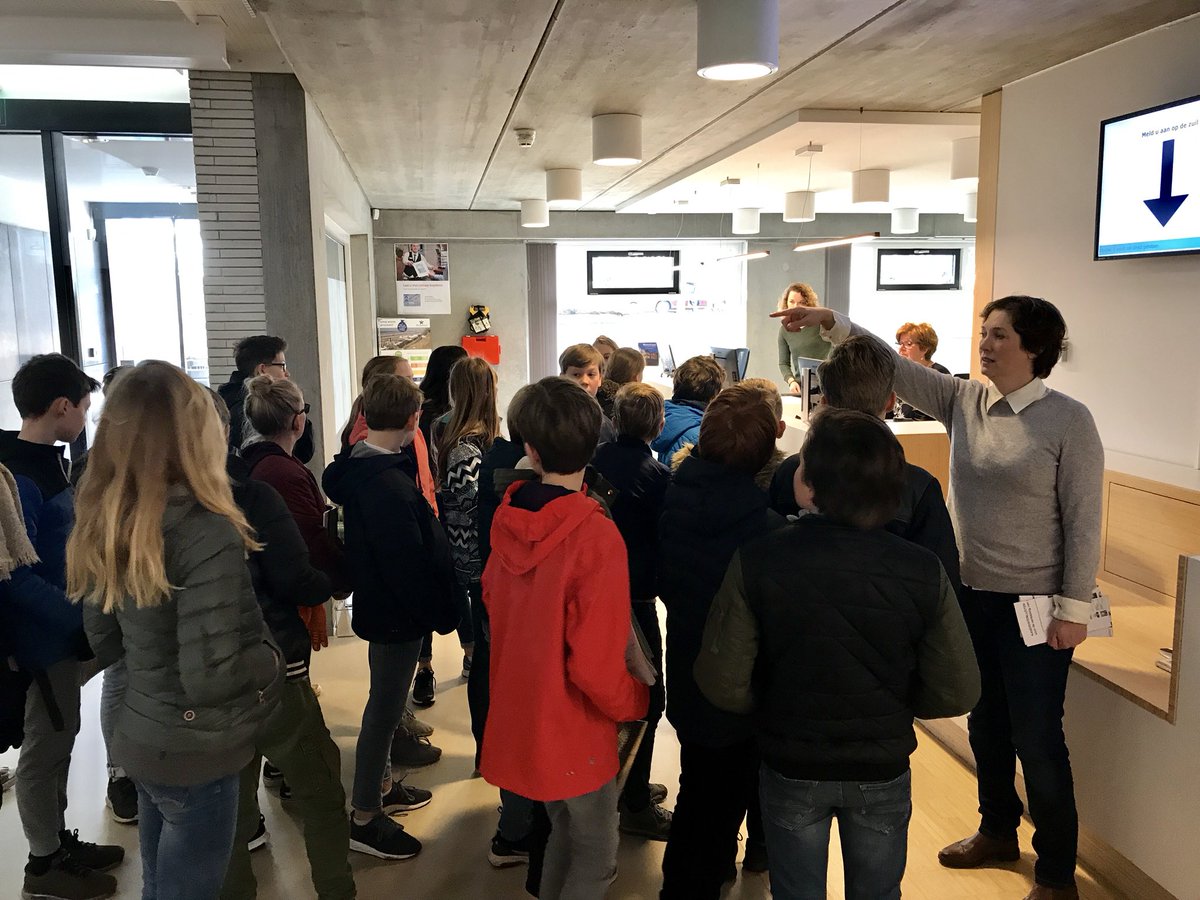 connyvs's tweet photo. Vandaag ontvang ik met @AndrBurger1 groep 8a en 8b van Julianaschool uit Overveen voor een debat in het gemeentehuis van Bloemendaal #blmdl #ridk https://t.co/l6B4YOLheh