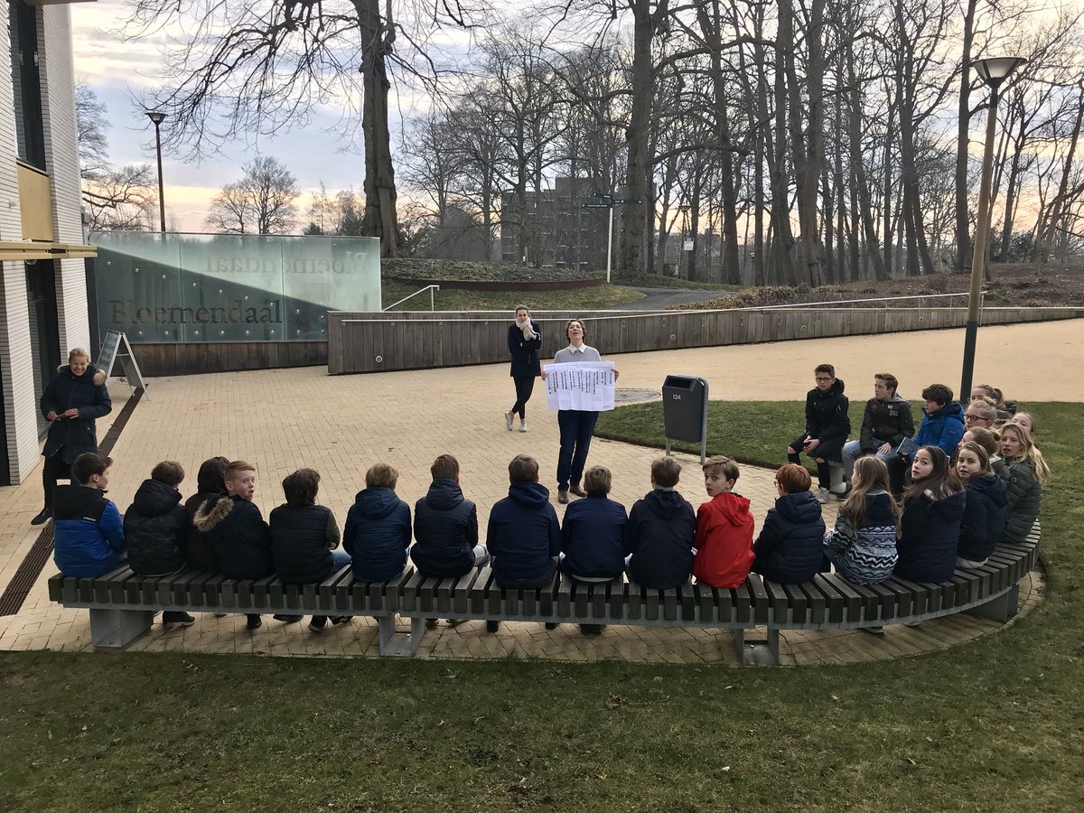 connyvs's tweet photo. Vandaag ontvang ik met @AndrBurger1 groep 8a en 8b van Julianaschool uit Overveen voor een debat in het gemeentehuis van Bloemendaal #blmdl #ridk https://t.co/l6B4YOLheh