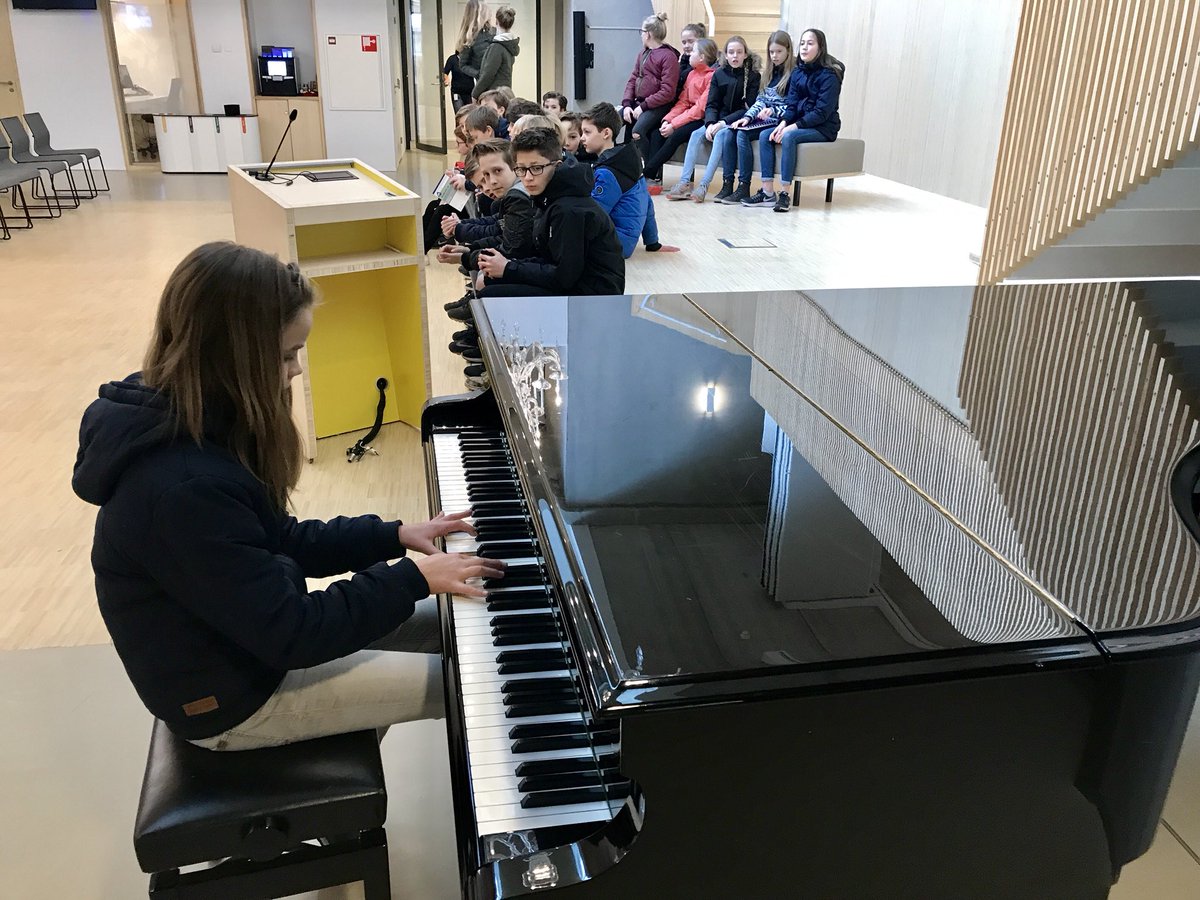 connyvs's tweet photo. Vandaag ontvang ik met @AndrBurger1 groep 8a en 8b van Julianaschool uit Overveen voor een debat in het gemeentehuis van Bloemendaal #blmdl #ridk https://t.co/l6B4YOLheh