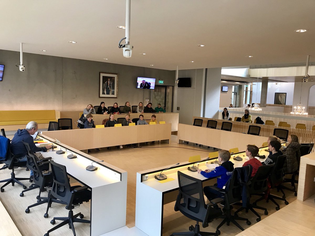 connyvs's tweet photo. Vandaag ontvang ik met @AndrBurger1 groep 8a en 8b van Julianaschool uit Overveen voor een debat in het gemeentehuis van Bloemendaal #blmdl #ridk https://t.co/l6B4YOLheh