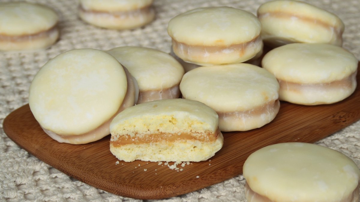 SaborBrasil_it's tweet photo. NEW VIDEO: "Alfajor" Cookies - Alfajor de amido de milho
https://t.co/tu9NkG0GEj
https://t.co/5tQAxSWxnG
#dulcedeleche #sweetenedcondensedmilk https://t.co/qhEXG1bmCL