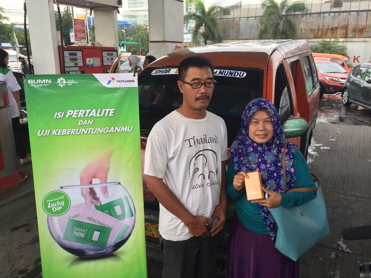 PertaminaRJBT's tweet photo. Keseruan "Pertalite Lucky Dip" 5 Maret 2018 SPBU 4150201 Jl A Yani Semarang.
Hadiah HP jatuh pada pengemudi driver motor online.
Hadiah HP segment Mobil diperoleh Bapak Ibu pemilik Angkot. 
Ikuti "Pertalite Lucky Dip" berikutnya, siapa tahu anda yang beruntung.
#Mor4sik https://t.co/a9Ulyqa53G