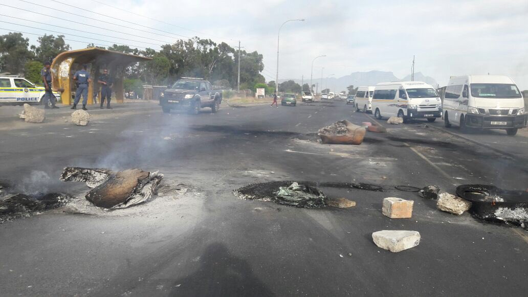 AthiMtongana's tweet photo. This is in Govan Mbeki road. There's a land/housing protest in Philippi, Nyanga and Gugulethu. It's been going on for the past few weeks. Residents have occupied vacant pieces of land in these areas since January this year. Some of their structures were put down #PhilippiProtest https://t.co/Q6aWnsQtY1