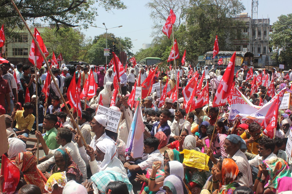 cpimspeak's tweet photo. #KisanLongMarch kicks off from #Nashik. Tens of 1000s of farmers led by @KisanSabha to march 200 Kms and will reach #Mumbai on March 12th. Against the #AntiFarmer #AntiPeople BJP State &amp; Central Govts. https://t.co/RmrVV7jM4S