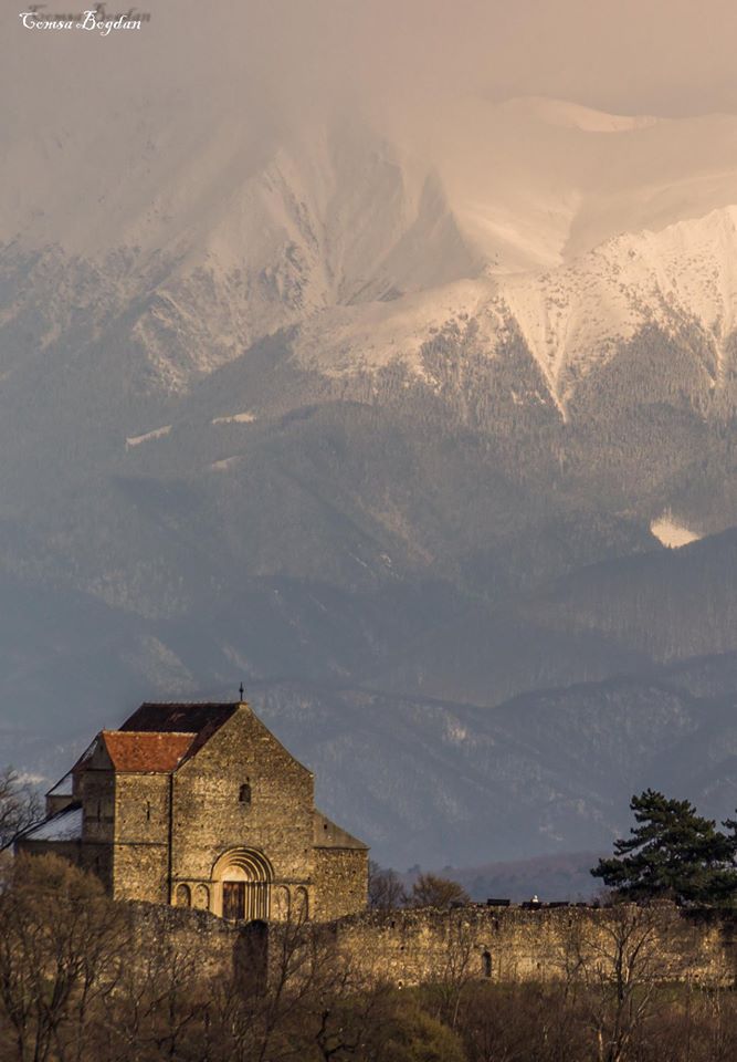 romaniaestelive's tweet photo. Biserica Sfântul Mihail din Cisnădioara - jud. Sibiu.
Foto: COMŞA Bogdan
#romanialive #romania #muntii #zapada #creaste #peisaj https://t.co/WFg3jvec3A