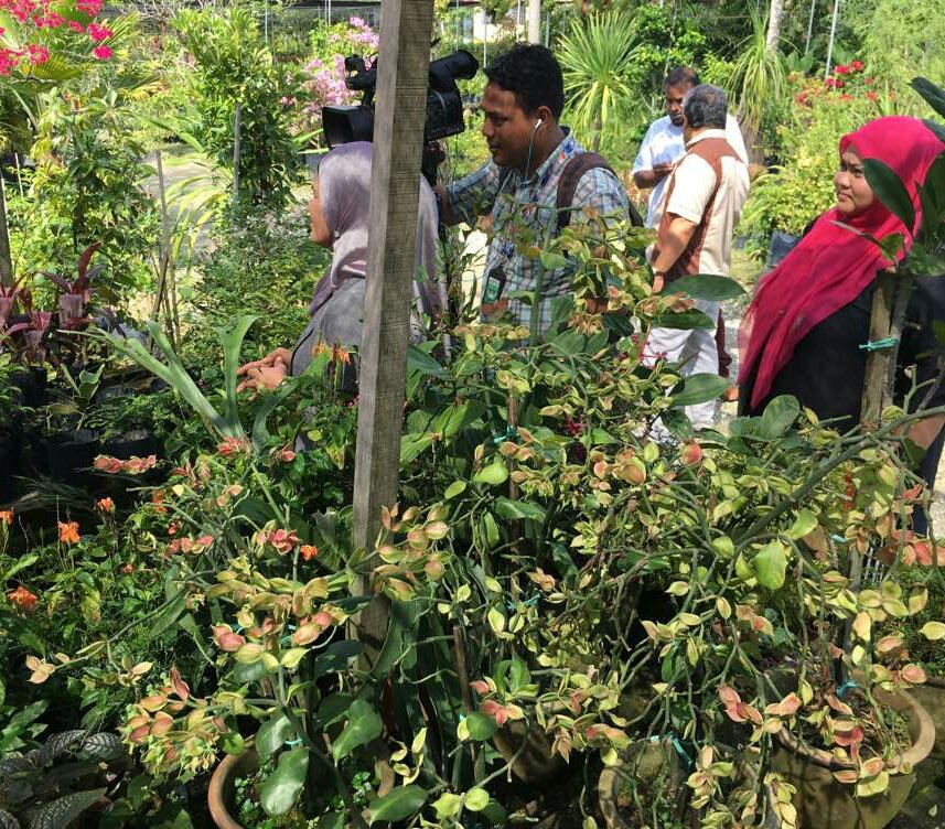 doaselangor's tweet photo. Industri Florikultur merupakan cabang pertanian membabitkan bunga-bungan, tanaman hiasan dan tanaman lain yg bukan lagi hobi sebaliknya ia sebagai pemacu kepada peningkatan ekonomi negara. Rakaman bersama Program Do it #DOITRTM  @MY1DOA @JHarizan @wanzul81 #pertanianHEBAT https://t.co/GQHm5y9khu