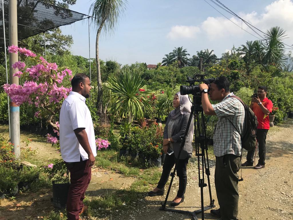 doaselangor's tweet photo. Industri Florikultur merupakan cabang pertanian membabitkan bunga-bungan, tanaman hiasan dan tanaman lain yg bukan lagi hobi sebaliknya ia sebagai pemacu kepada peningkatan ekonomi negara. Rakaman bersama Program Do it #DOITRTM  @MY1DOA @JHarizan @wanzul81 #pertanianHEBAT https://t.co/GQHm5y9khu