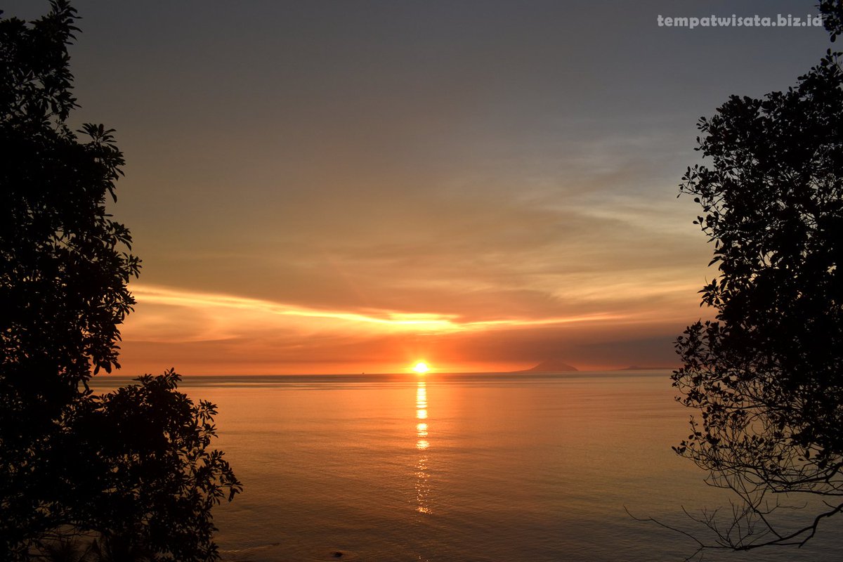 Sunset, Karang Bolong - Anyer. Video : youtube.com/c/tempatwisata…

#Sunset #KarangBolong #Anyer #TempatWisata #Pantai #OpenTrip #PantaiKarangBolong