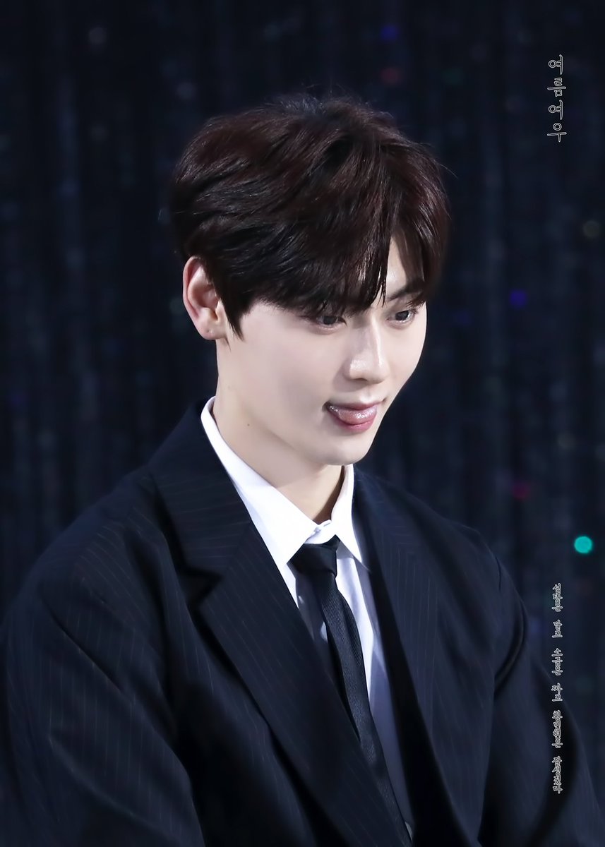 AsummerFox1995's tweet photo. 20180228 Y포럼 민현이♥️
혀 빼꼼🦊꿀귀😭😭
.
#민현 #황민현 #Minhyun #HwangMinhyu https://t.co/O1d5AJzSx1