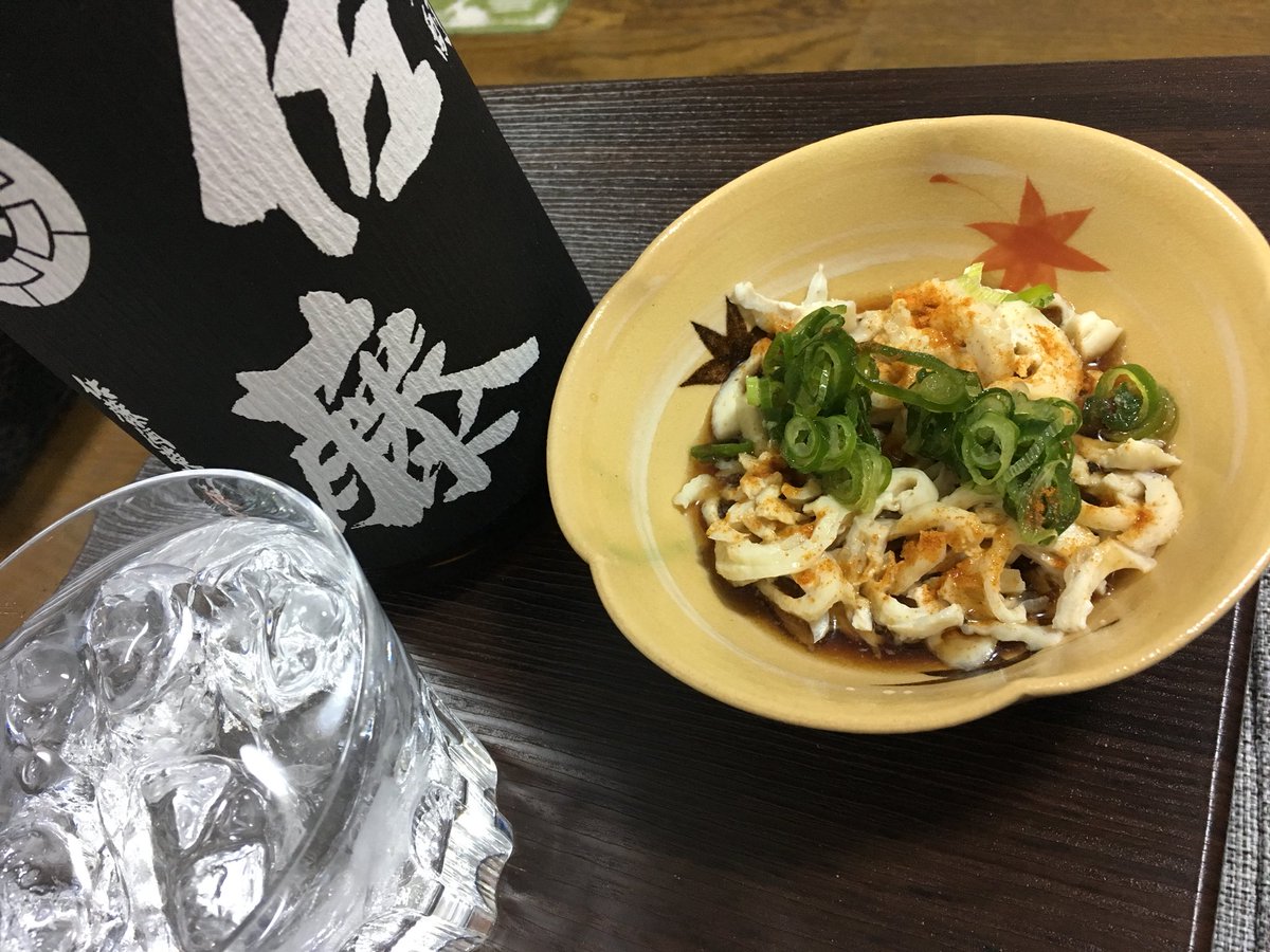 16toshi01's tweet photo. 鶏皮湯引きで晩酌スタート https://t.co/UwzlVp9kvr