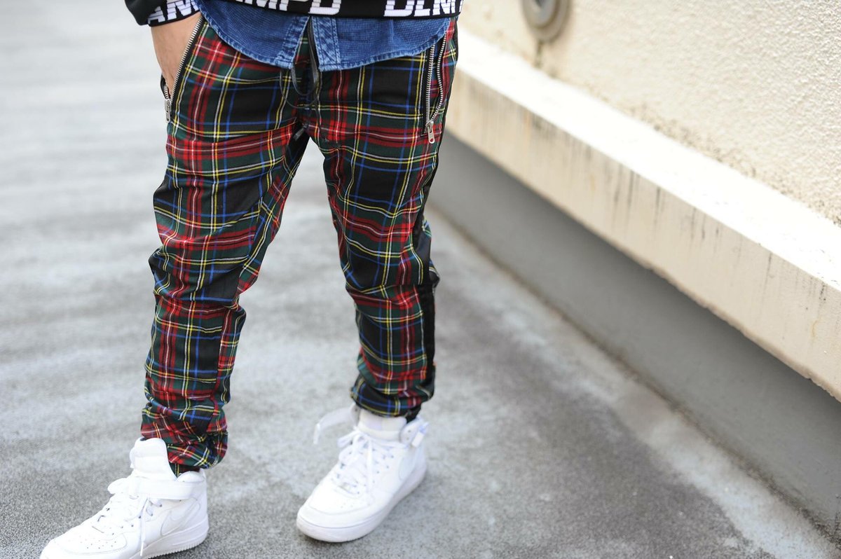 NIXJAM_Mstore's tweet photo. ❤︎ mnml MNML mnml ❤︎
今回は新しく展開のボトム
🆕 PLAID TRACK PANTS.
トレンドのサイドラインで
アクセントを付けた
チェックトラックパンツ👖
😙👌もちろん裾ジップ付きで、
スリムシルエットがイケてる💯
これからの季節に活躍します‼️
#nixjam
#Mstore
#mnml https://t.co/IC1mq4MR2u