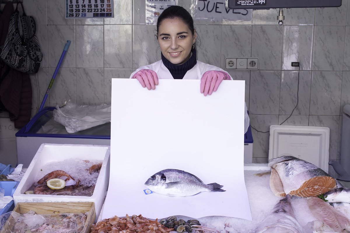 ClickAlMercat's tweet photo. FINALISTA REPORTATGE #Clickalmercat 2018:
RAQUEL FERRERO FERNÁNDEZ amb el seu reportatge on mostra la gran varietat de productes dels mercats municipals com objectes únics i admirables. Felicitats!!
#finalistesclickalmercat
#finalistesreportatge
#clickalmercat #vineifesclick https://t.co/gis5VwBT7E