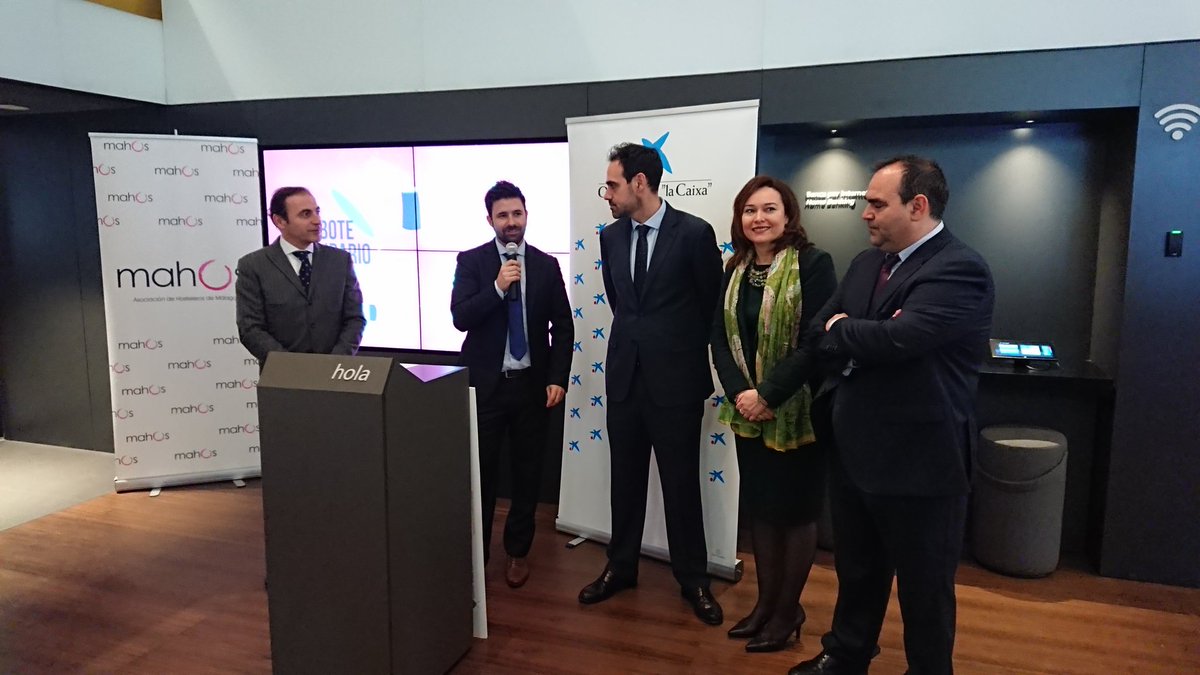 anais28844's tweet photo. @elmentideromlg @FAndresOlivares @MahosMlg @FundlaCaixa Estamos en la entrega del #chequesolidario a @FAndresOlivares con @MahosMlg @FundlaCaixa https://t.co/Khd4ok6xlU