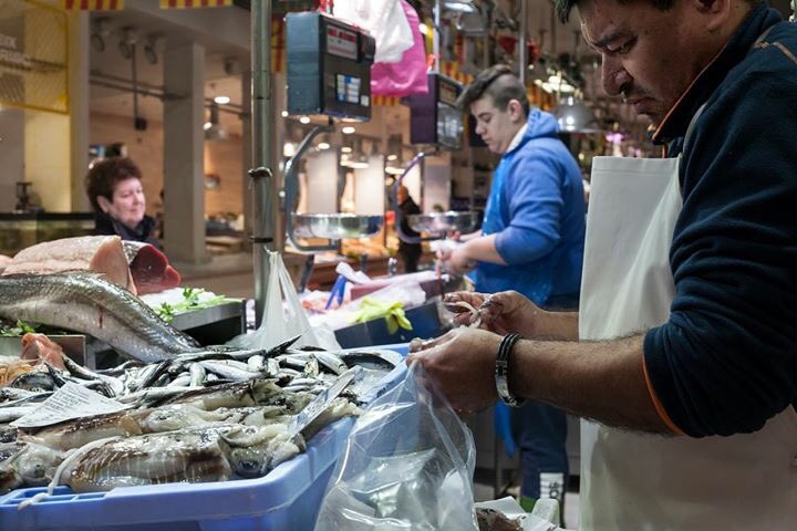 ClickAlMercat's tweet photo. FINALISTA REPORTATGE #Clickalmercat 2018: 
FERNANDO ALMENAR GARCÍA amb el seu reportatge sobre el recorregut que fa el peix des de la mar fins a les parades dels Mercats per que ens el mengem ben fresc. Felicitats!!
#finalistesclickalmercat #finalistesreportatge 
#clickalmercat https://t.co/tQaYUgTyxe
