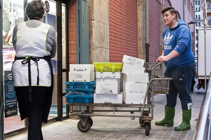 ClickAlMercat's tweet photo. FINALISTA REPORTATGE #Clickalmercat 2018: 
FERNANDO ALMENAR GARCÍA amb el seu reportatge sobre el recorregut que fa el peix des de la mar fins a les parades dels Mercats per que ens el mengem ben fresc. Felicitats!!
#finalistesclickalmercat #finalistesreportatge 
#clickalmercat https://t.co/tQaYUgTyxe