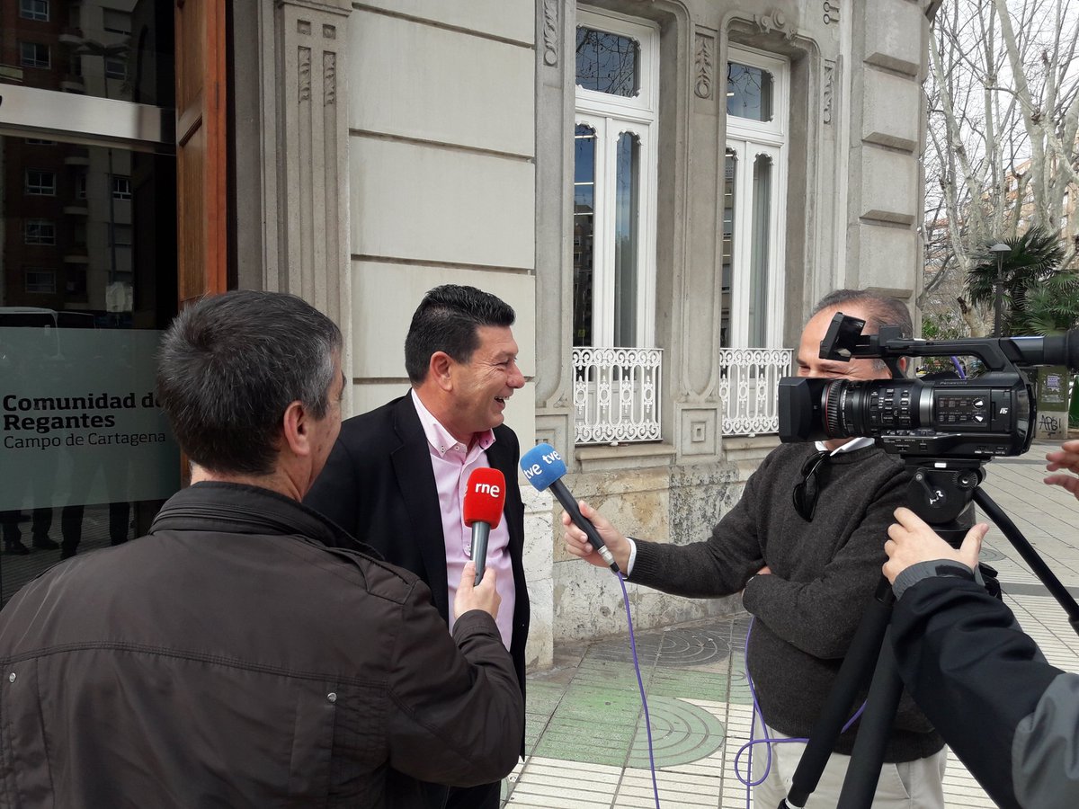 #Necesitamosagua. Nuestro Presidente explica a <a href="/tve_tve/">tve</a> y <a href="/RTVEMurcia/">RTVE Región de Murcia</a> porque el Campo de Cartagena se está movilizando masivamente para estar mañana en Madrid. Va ser una manifestación histórica. #Sinaguadesiertoyparo