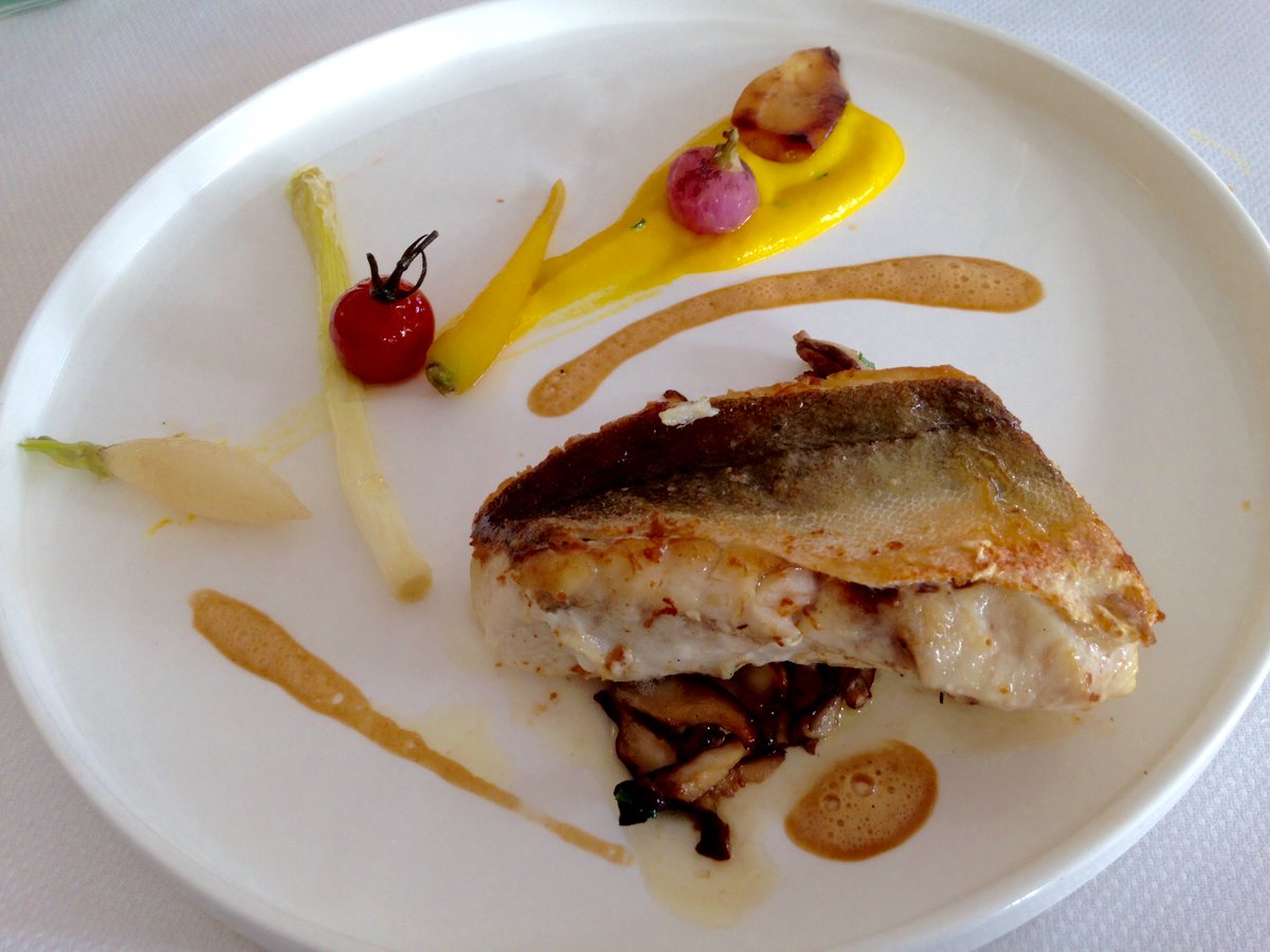 guideMichelinFR's tweet photo. Belle poêlée de langoustines, saint-jacques et calamars ; filet de grondin ultra frais, et sauce coquillages-crustacés ; plaisante tatin de poires... et le tout pour 32€ ! À ce prix là, n'essayez même pas de résister. L'Océanide, à #Nantes. https://t.co/gJaYr6U920