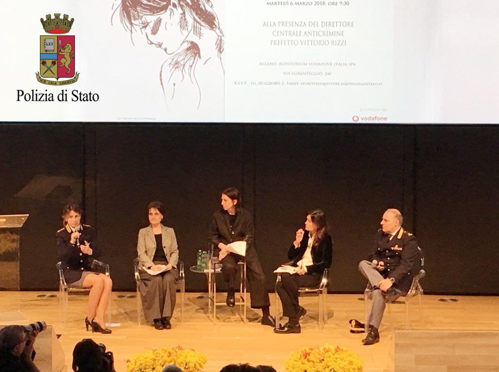 Questura_MI's tweet photo. “Creare un database per evitare che ci siano reati irremediabili” la dr.ssa Falcicchia delle #volanti di Milano parla del #protocolloEVA contro la guerra dentro le case durante #questononèamore di @poliziadistato all’Auditorium @VodafoneIT https://t.co/rlL6zNSsQK