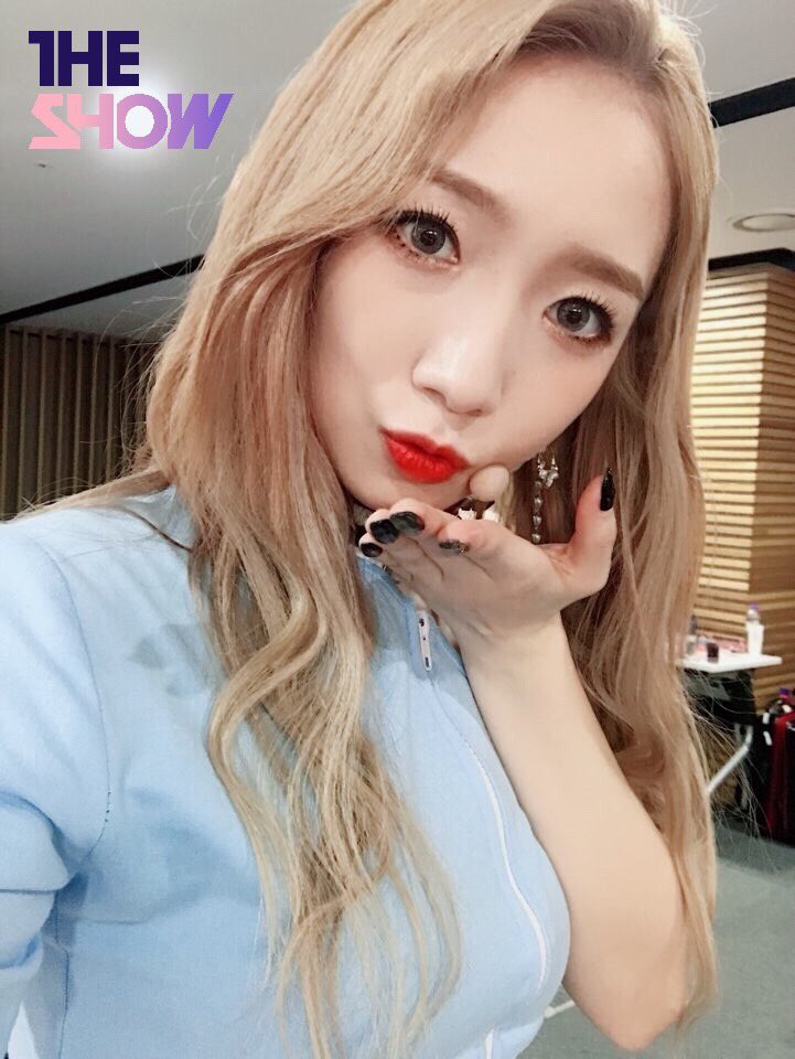 theshow_offcl's tweet image. [★139회 더쇼 초이스 후보③] 예쁘면 언니긔.. 언니라고 부를거긔.. 말리지 말긔... #우소 뽀뽀 받을 #우정 이들 어서 모이긔..!😭😭 #우주소녀#THESHOW @WJSN_Cosmic