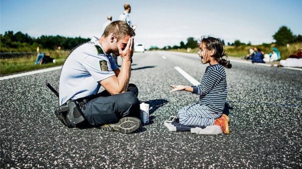 nedimsener2010's tweet photo. 3 yıldır mülteci kabul etmeyen Danimarka, reklam için kullandığı Iraklı mülteci kızı evine gönderiyormuş.

Fotoğraf reklam filminden..

Rol arkadaşı polis sonradan küçük kızın başına gelecekleri tahmin ettiği için olsa gerek utancından yüzünü kapatıyor https://t.co/aaKHLWmrSA