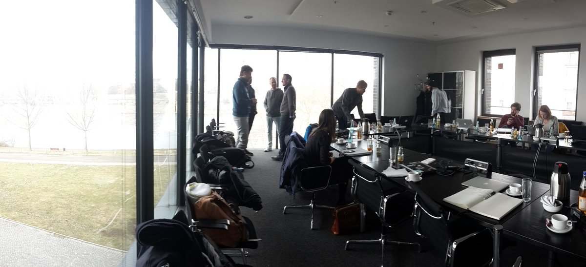 daten_drang's tweet photo. Yeah, alle #ARD-Datennerds auf einem Haufen beim #ARDData Meetup @MDR_SAN! #datenliebe #ddj https://t.co/xtzsKTaahR