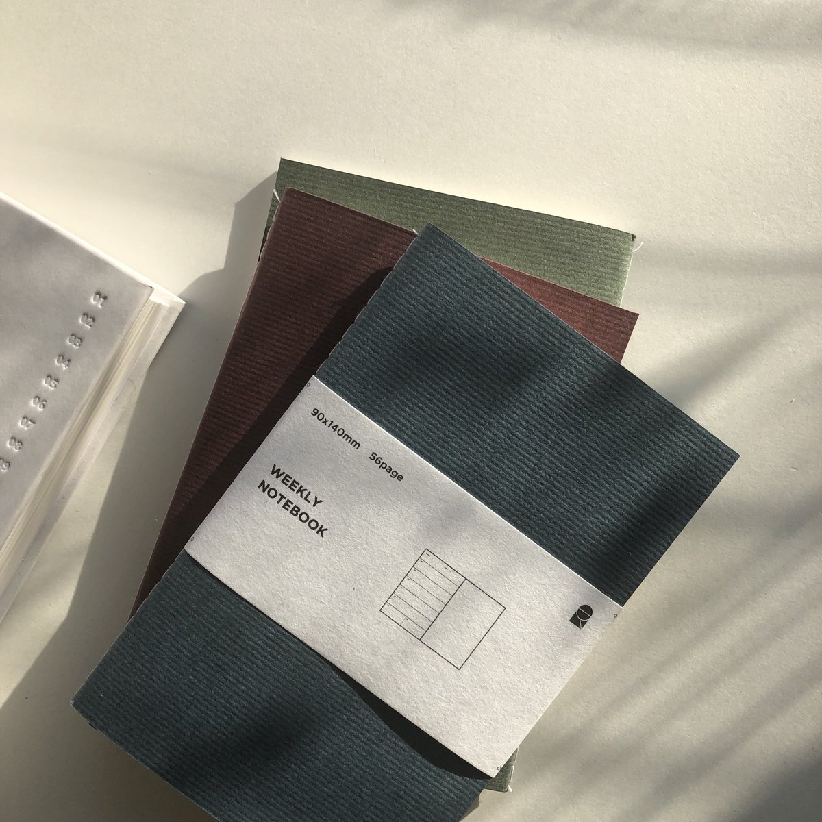 whitestore_kr's tweet photo. 위클리 노트북이 antique blue 컬러로 출시 되었습니다.
새로운 내지 컨텐츠로 다른 컬러도 앞으로 차근차근 소개해 드릴게요.
자세한 사항은 백상점 온라인 스토어를 확인하세요.
#weekly #notebook #백상점 #whitestore https://t.co/7tCAPvNKyL