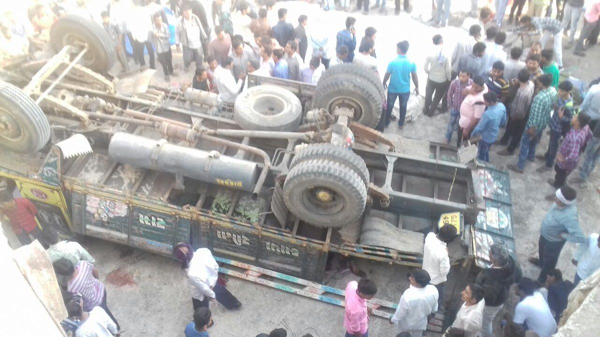 thegenxtimes's tweet photo. #Truck carrying #Baarat falls into a drain, kills 25 people

https://t.co/X7oar4BkJL

#WeddingCeremony #Gujrat #Bhavnagar #BhavnagarStateHighway #Ahmedabad
#Investigations #GujaratState #DistrictCollector #PrimeMinister #NarendraModi #TruckAccident #TheGenXTimes #GenXiMedia https://t.co/AMzzCd4upI