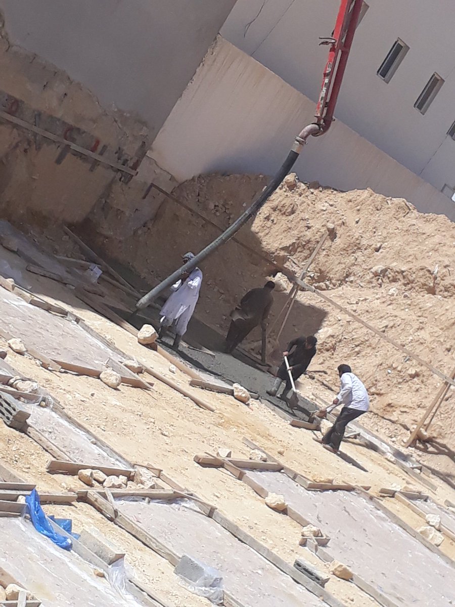 بعد تحديد القواعد غلفنا ارضياتها بالاكياس لحماية الصبة من اثار التربة واكسابها قوة بسبب بقاء الماء بعد رش صبة النظافه لأن رطوبة الصبة تزيدها صلابة