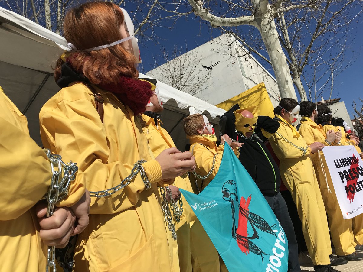 Citats a declarar a Igualada els 51 investigats per pressumpte desordre públic pels talls a l’A-2 el 8N. S’acullen al dret a no declarar. Fora del jutjat, centenars de persones els dónen suport.