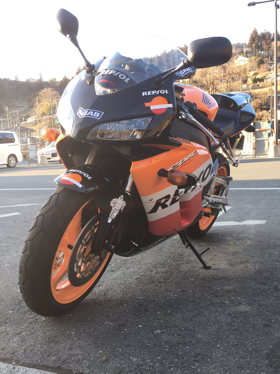 こば Cbr1000rr 18 03 06 Cbr1000rr Sc57前期レプソルカラー納車されました ずっと憧れだったセンターアップとレプソルカラーなので大切に永く乗って行きたいと思います 納車 バイク乗りと繋がりたい Cbr1000rr レプソル T Co