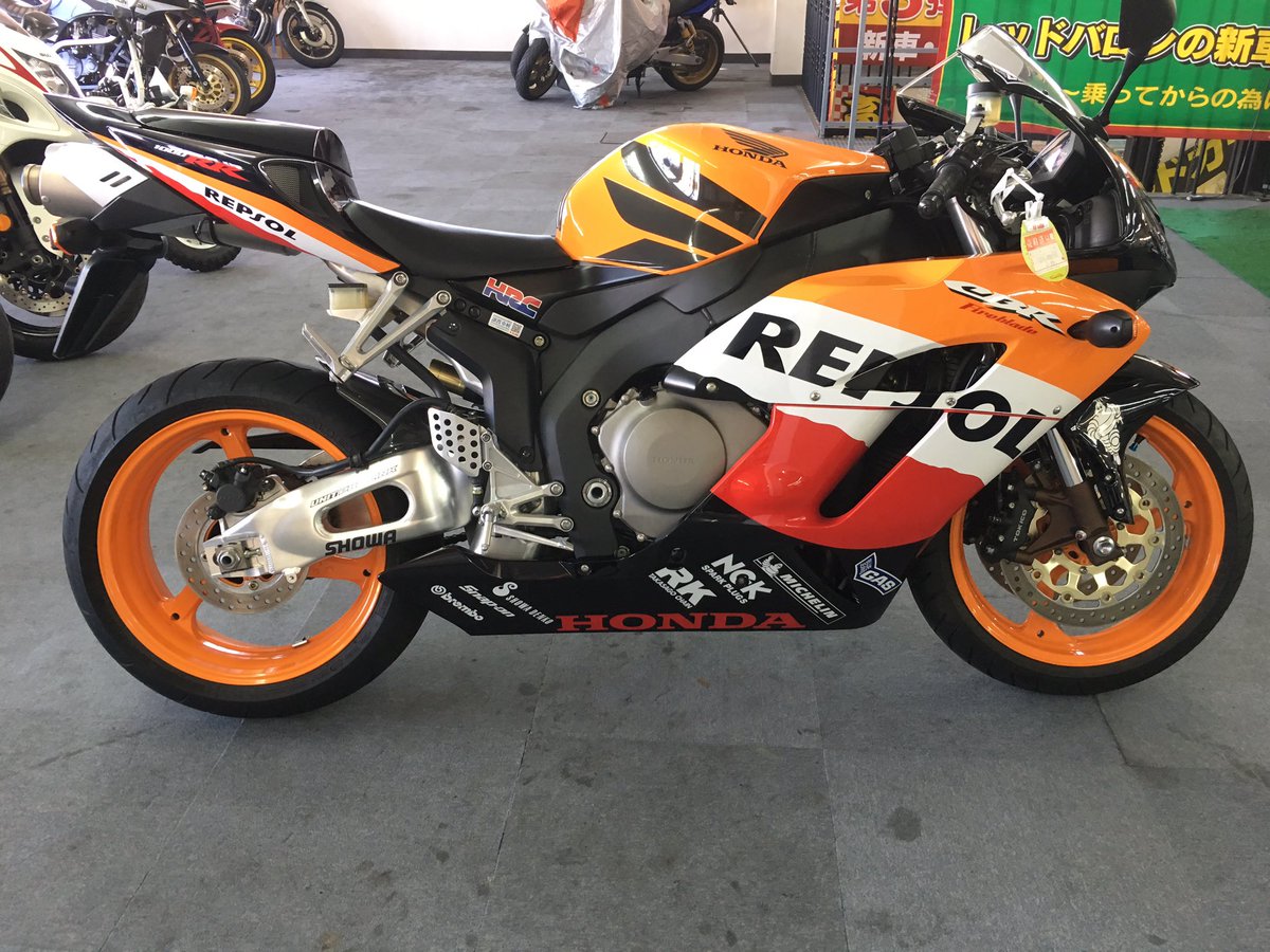 こば Cbr1000rr 18 03 06 Cbr1000rr Sc57前期レプソルカラー納車されました ずっと憧れだったセンターアップとレプソルカラーなので大切に永く乗って行きたいと思います 納車 バイク乗りと繋がりたい Cbr1000rr レプソル T Co