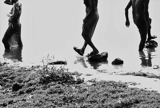 Souvikkoley's tweet photo. #life #beautiful #village
#bnw_india #bnwphotography #bnwlas #monochromeindia #one__shot__ #ig_calcutta #streetstyle #streetlife #river #dailylifeindia #indiaphotoconcept #streetphotography #indiaphotosociety #streetphotographyinternational #mysimp… https://t.co/E8KrWiyIfg https://t.co/OVPXSPSwu2